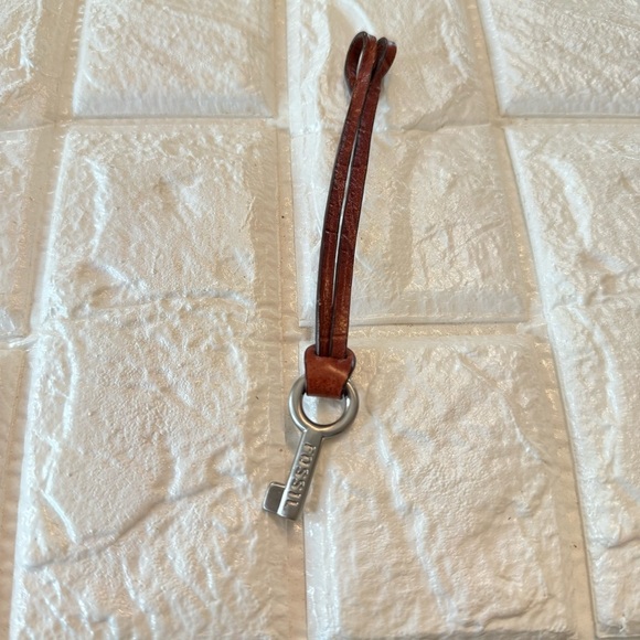 FOSSIL Silver KEY Brown LEATHER Strap Key Fob Bag Charm Keychain Hang Tag - Picture 1 of 5